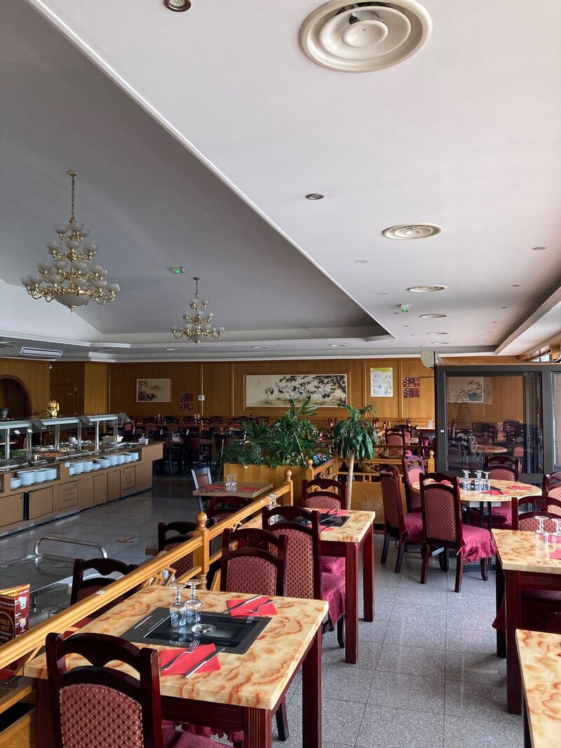 Salle de L’Étoile d’Asie avec tables équipées de plaques chauffantes