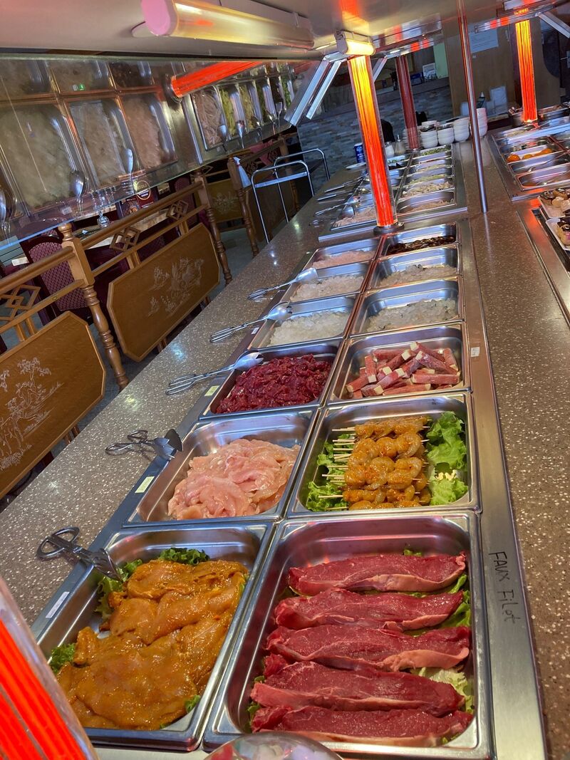 Sélection de viandes et brochettes au buffet wok